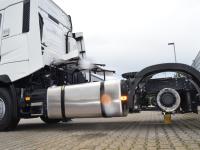 Zwölf Lkw-Reifen wurden bei Reichhardt Kfz-Reparaturen in Höchstädt gestohlen. Die Diebe brachten Hölzer mit, um die Zugmaschinen aufzubocken.