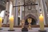 Altar mit brennenden Kerzen in der St.-Georg-Kirche in Nördlingen.