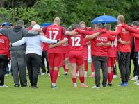 Die Spieler des TSV Offingen sind niedergeschlagen – aber halten zusammen.