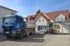 Baustellen-Atmosphäre vor der alten und bald neu zu beziehenden Produktionsstätte der Landkäserei Reißler. Auch der Käseladen wird wieder in die Schmutterstraße zurückziehen.