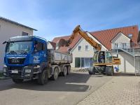 Baustellen-Atmosphäre vor der alten und bald neu zu beziehenden Produktionsstätte der Landkäserei Reißler. Auch der Käseladen wird wieder in die Schmutterstraße zurückziehen.