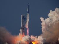 Die Rakete "Starship" von SpaceX startet zu einem Testflug von der Starbase in Texas. Der US-Tech-Konzern geht an die Börse.