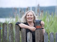 „Der Tod kennt Deinen Namen“ lautet der Titel des neuesten Krimis von Thea Fischer, und er deutet an, dass er mehr Thriller-Elemente als die vorangegangenen Bücher von ihr enthält.