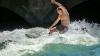 Surfen an der Eisbachwelle ist wieder einmal nicht möglich - Grund sind Arbeiten wegen Manipulationen an einem Wehr. (Archivbild)