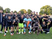 Die Jubelpose haben sie inzwischen drauf: Am Rande des Spiels gegen den FV Biberach am Freitag der vergangenen Woche gab es dann auch den Meisterwimpel für Türkspor Neu-Ulm.