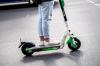 Vor der Mittelschule in Babenhausen ist ein grüner E-Scooter verschwunden. Wer hat den Diebstahl bemerkt oder kann Angaben dazu machen?