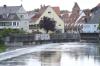Unbekannte Fußballfans haben erneut die Bauwerksmauern am Lechwehr in Landsberg besprüht.