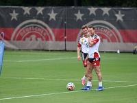 Joshua Kimmich und David Raum sorgen für Spaß im DFB-Camp.