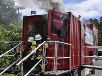 In einem Container erleben die Atemschutzträger verschiedener Feuerwehren, wie sich ein Brand entwickelt - und warum sie besonders auf den Rauch achten sollten.