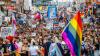 Teilnehmer laufen während der Parade zum Christopher Street Day 2023 durch die Münchner Innenstadt.