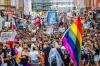Teilnehmer laufen während der Parade zum Christopher Street Day 2023 durch die Münchner Innenstadt.