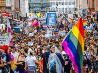 Teilnehmer laufen während der Parade zum Christopher Street Day 2023 durch die Münchner Innenstadt.