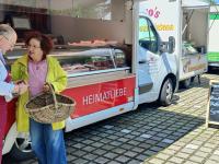 Mit drei Ständen ist der Geltendorfer Wochenmarkt am Donnerstag an der Bahnhofstraße gestartet, auf dem Foto sind links Organisator Georg Krötz und eine Kundin zu sehen.