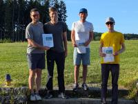 Die erfolgreichen Piloten des Stillberghof-Wettbewerbs: David Bauder (Mitte) landete auf Platz eins, Andreas und Michael Gesell (links) belegten Platz zwei. Sebastian Langer (rechts) wurde Dritter.