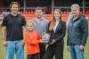 Glückwünsche zum Aufstieg und einen WM-Spielball gab es für den TSV Landsberg von Landrätin Daniela Groß. Im Bild von links: Marius Weber (Sportförderung Landkreis Landsberg), Mila Höweler(Jugendspielerin TSV Landsberg), Maxi Holdenrieder (Kapitän TSV Landsberg), Landrätin Daniela Groß und TSV-Abteilungsleiter Werner Seemüller.