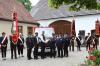 (von links) Fahnenabordnung der FF Heißesheim, Kreisbrandinspektor Jürgen Scheerer, Pater Jith, Bürgermeister Stephan Kreuzer bei der Schlüsselübergabe an Kommandant Markus Gail, Kreisbrandrat Heinz Mayer, Kreisbrandmeister Volker Großmann, Fahnenabordnungen der FF Mertingen und der FF Druisheim.