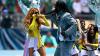 Superstar Shakira (l) und Burna Boy performen den WM-Song «Dai Dai».