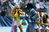 Superstar Shakira (l) und Burna Boy performen den WM-Song «Dai Dai».
