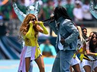 Superstar Shakira (l) und Burna Boy performen den WM-Song «Dai Dai».