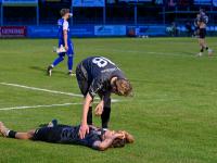 Das Bild sagt alles: Der TSV Landsberg, am Boden Luca Dollinger mit Jonas Grellmann, hat die große Chance auf den vorzeitigen Aufstieg verpasst.