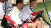 Eine wenig schweißtreibende Methode, um sich fortzubewegen: Nico Schlotterbeck und Felix Nmecha fahren im Golfcart zum Training.