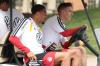 Eine wenig schweißtreibende Methode, um sich fortzubewegen: Nico Schlotterbeck und Felix Nmecha fahren im Golfcart zum Training.