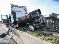 Am Donnerstagnachmittag lag ein Lkw quer über die Fahrbahn der A8 auf Höhe des Parkplatzes Scheppacher Flur.
