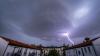 Ein Gewitter über einer Wohnsiedlung. (Symbolbild)