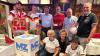 Freuten sich über die ersten drei Plätze beim MZ-WM-Pubquiz: (hinten von links) Sebastian Boxler, Redakteur Axel Schmidt, Karlheinz Kienle, Benjamin Lippl, Frank Burig, Hans Boxler, (vorne von links) Christian Boxler, Brigitte Kienle, Monika Burig und Anton Boxler.