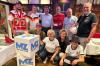Freuten sich über die ersten drei Plätze beim MZ-WM-Pubquiz: (hinten von links) Sebastian Boxler, Redakteur Axel Schmidt, Karlheinz Kienle, Benjamin Lippl, Frank Burig, Hans Boxler, (vorne von links) Christian Boxler, Brigitte Kienle, Monika Burig und Anton Boxler.