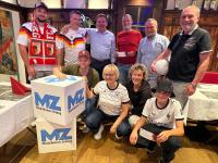 Freuten sich über die ersten drei Plätze beim MZ-WM-Pubquiz: (hinten von links) Sebastian Boxler, Redakteur Axel Schmidt, Karlheinz Kienle, Benjamin Lippl, Frank Burig, Hans Boxler, (vorne von links) Christian Boxler, Brigitte Kienle, Monika Burig und Anton Boxler.