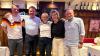 Die Boomergang TSV MN holte sich den Sieg: Sportredakteur Axel Schmidt (von links) gratulierte Karlheinz und Brigitte Kienle sowie Monika und Frank Burig.