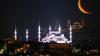 Der Mond ist aufgegangen. In diesem Fall über der Blauen Moschee (vorne) in Istanbul.