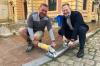 OB Gerhard Schoder (rechts) hat nicht selbst Hand angelegt, aber damit begonnen sein Versprechen einzulösen: Er will Neuburg barrierefreier machen.