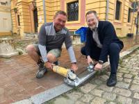 OB Gerhard Schoder (rechts) hat nicht selbst Hand angelegt, aber damit begonnen sein Versprechen einzulösen: Er will Neuburg barrierefreier machen.
