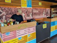 Die Bar im Ex-Bootshaus, die jetzt unter Schachtel firmiert. Jiri Grimaldi  (Bar Fabrik in Ulm) zeichnet für die Drinks verantwortlich.