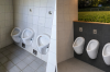 Vorher/Nachher: Der SV Ehingen-Ortlfingen saniert die 36 Jahre alten Männer-Toiletten (links). Eine Künstliche Intelligenz zeigt, wie die Pissoirs nach der Sanierung aussehen könnten (rechts).