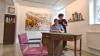 Das Galeristenpaar Tobias Schrade und Martina Strilic in Bircheneders gemaltem Environment "Leitz-Kultur"