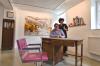 Das Galeristenpaar Tobias Schrade und Martina Strilic in Bircheneders gemaltem Environment "Leitz-Kultur"