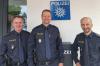 Der Leitende Polizeidirektor Michael Keck (links) und Polizeihauptkommissar Timo Grötzinger (rechts) beglückwünschen Polizeihauptkommissar Tobias Vrancken (Mitte) zur neuen Position in Senden.