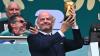 Fifa-Präsident Gianni Infantino präsentiert vor dem Eröffnungsspiel der WM 2026 in Mexiko-Stadt den Weltmeisterpokal.