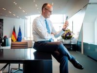Bundeskanzler Friedrich Merz wünschte der deutschen Fußball-Nationalmannschaft per Videoanruf viel Glück für die WM.