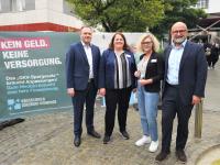 Zeigten beim Protesttag Geschlossenheit für die Zukunft der Kreiskliniken (von links): Krumbachs Bürgermeister Florian Kaida, die stellvertretende Vorständin Angela Mändle, Pflegedienstleiterin Anita Schwandt und Klinikvorstand Robert Wieland.