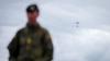 Generalleutnant Christian Freuding vor Drohne am Himmel