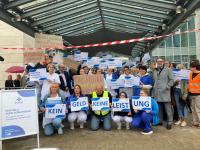 Beschäftigte der Donauklinik demonstrieren gegen die Pflegereform, Landtagsabgeordneter Freudenberger und OB Albsteiger sind dabei.