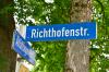 Die Richthofenstraße ist benannt nach Manfred von Richthofen, auch bekannt als „Der rote Baron“. Er war der berühmteste Jagdflieger des Ersten Weltkriegs.