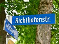 Die Richthofenstraße ist benannt nach Manfred von Richthofen, auch bekannt als „Der rote Baron“. Er war der berühmteste Jagdflieger des Ersten Weltkriegs.