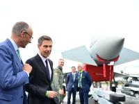 Bundeskanzler Friedrich Merz (links) im Gespräch mit René Obermann, Aufsichtsratsvorsitzender von Airbus: Nach dem Aus des Kampfjet-Projekts FCAS positioniert sich die Rüstungsindustrie neu.