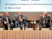 Landesinnungsmeister Detlef Lurz (links) im Gespräch mit Ministerpräsident Markus Söder und dem Vizepräsident des Bundesverbandes Metall, Christian Metges (rechts).
