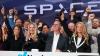 SpaceX-Chefin Gwynne Shotwell (r) feiert gemeinsam mit Mitarbeitern beim Börsengang von SpaceX an der Nasdaq in New York.